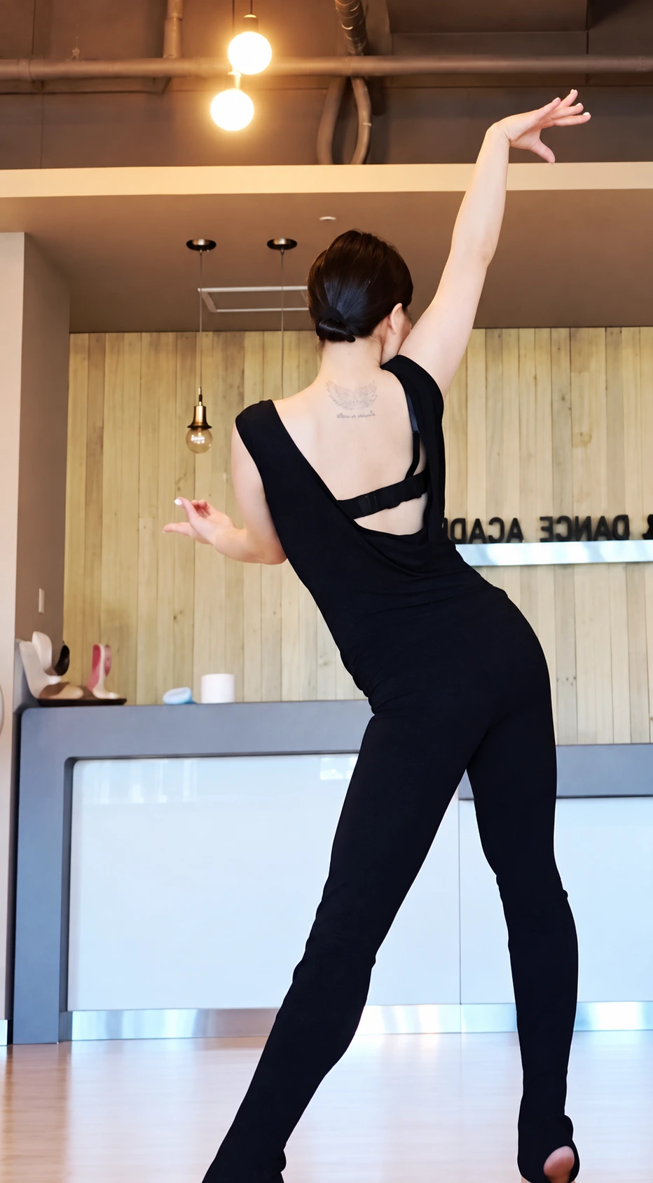 연습실에서 팔을 들어 라틴 포즈를 취한 모습 — 학원 블로그 사진을 AI로 선명하게 보정